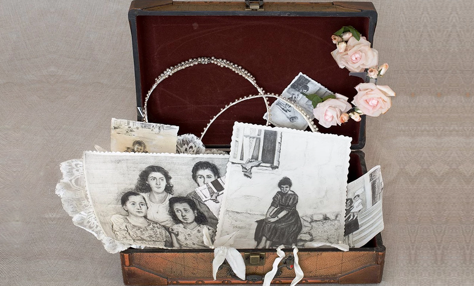 Η συμμετοχή μου: «Κύκλος», 40cm*25cm, έξι σχέδια με μολύβι σε χαρτί, στέφανα, υφασμάτινα λουλούδια.